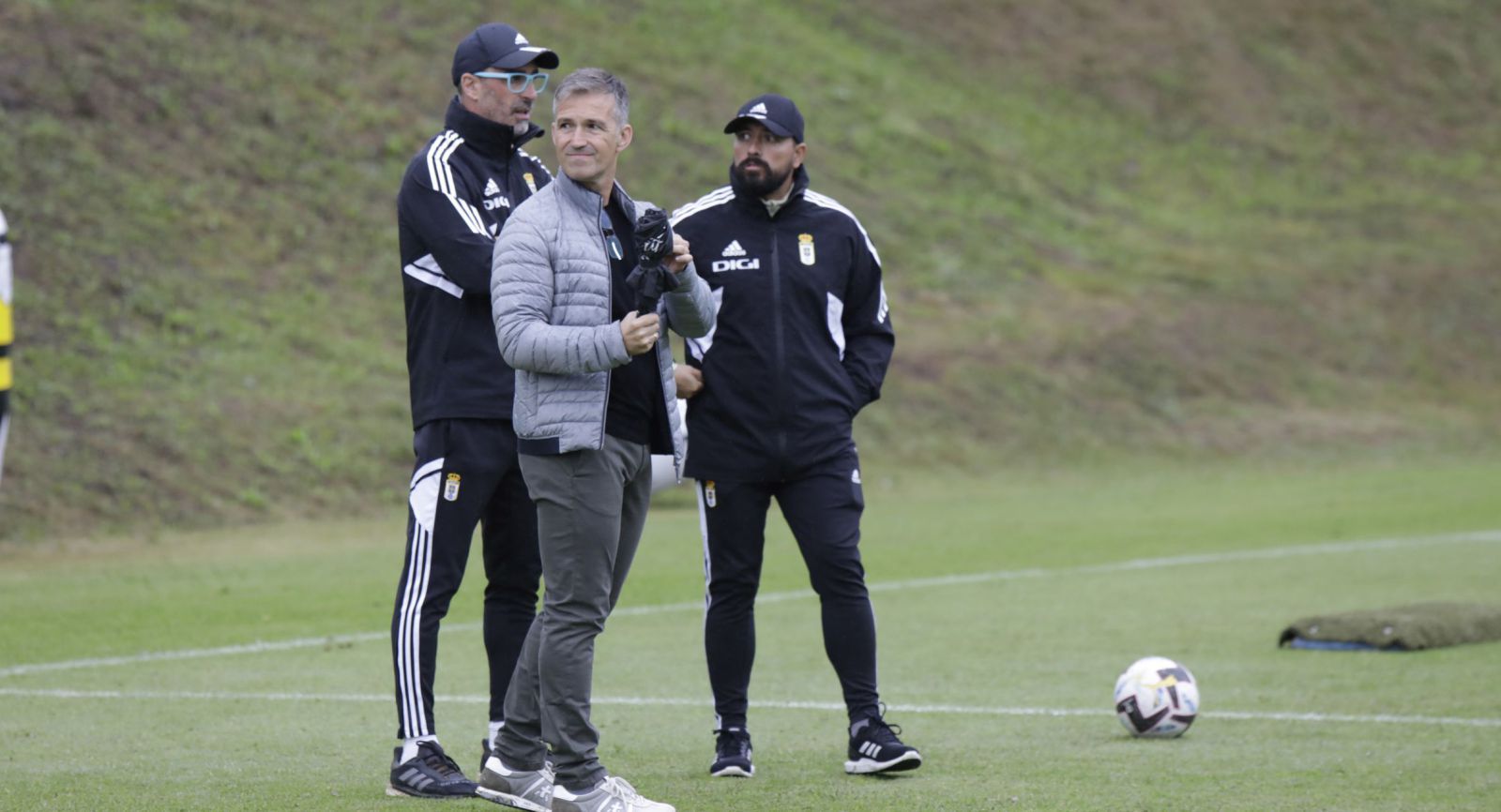 Bolo, Tito y el doctor César Gómez, ayer, en El Requexón. Luisma Murias / Fernando Rodríguez