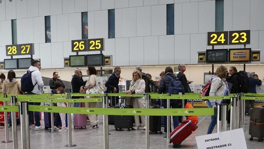 El aeropuerto de Santiago sigue &#039;volando&#039; a ritmo de récord pese a la caída del viajero internacional
