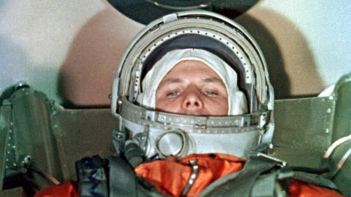 Yuri Gagarin, a bordo de la nave 'Vostok 1', momentos antes del lanzamiento al espacio, el 12 de abril de 1961.