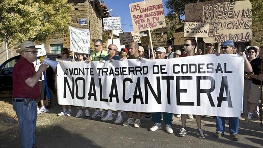 Una de las manifestaciones de los vecinos de Codesal contra la cantera.