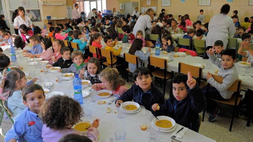 El primer turno de comedor de ayer del colegio Corredoria I.