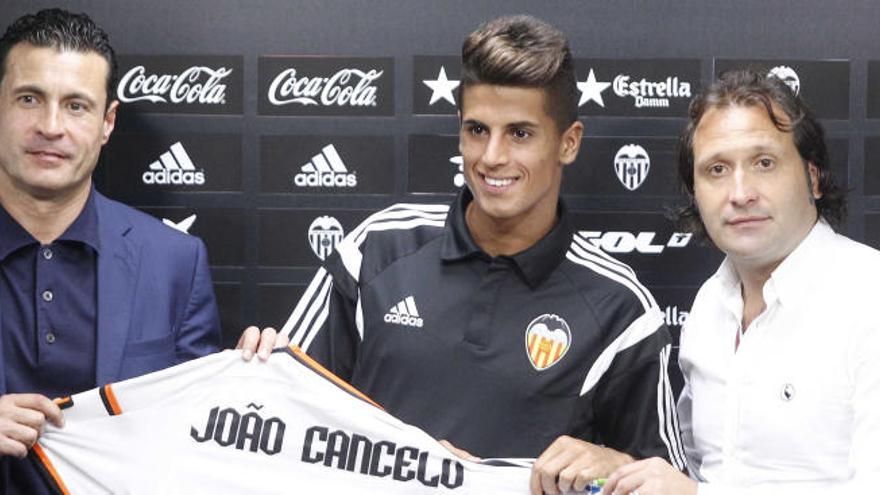 Salvo y Rufete flanquean a Cancelo en su presentación