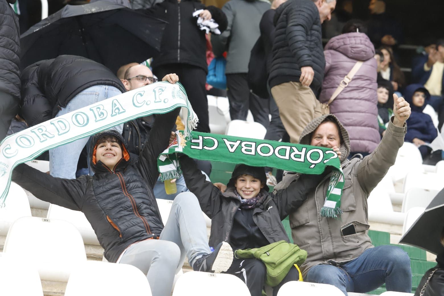 Córdoba CF-Racing de Santander | Las imágenes de la afición blanquiverde en El Arcángel