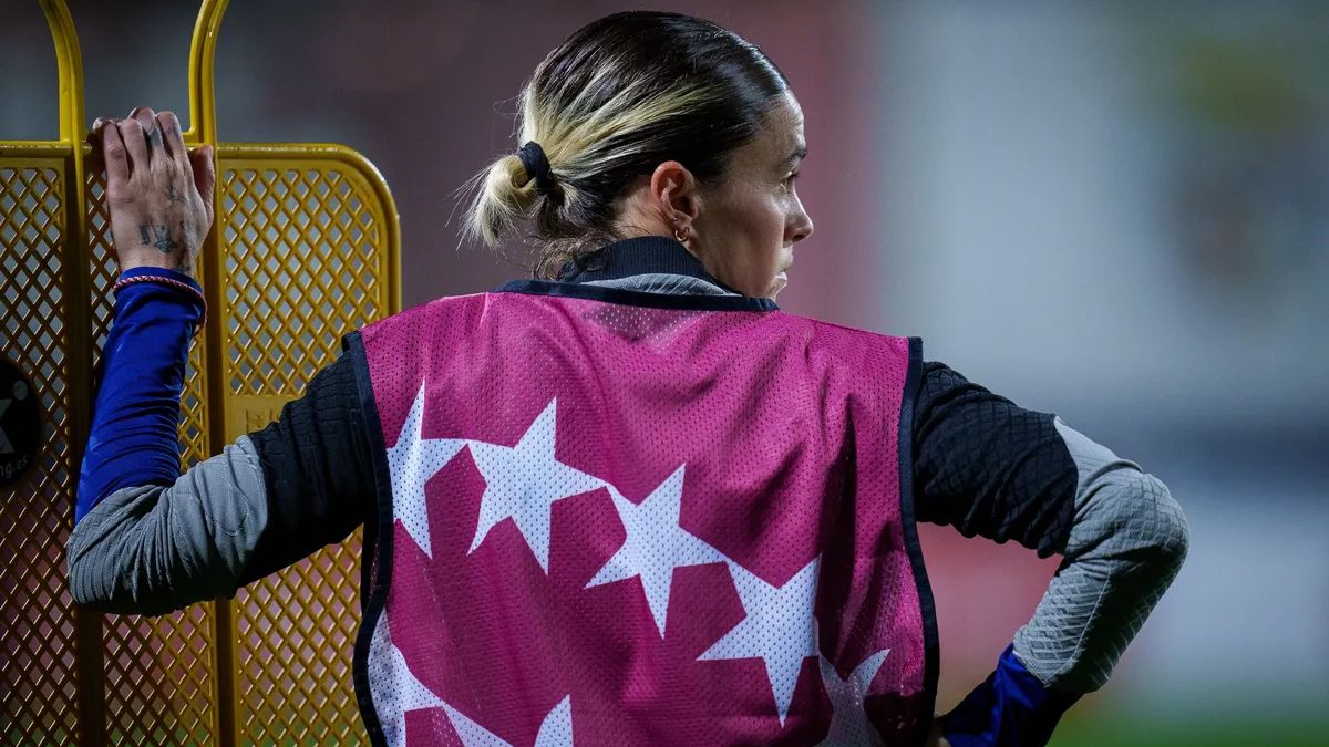 Mapi León, con un peto de la UEFA Women's Champions League, durante un entrenamiento