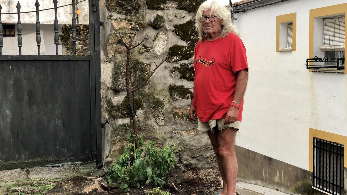 Juventino Ballesteros Baltar posa en la puerta de la casa familiar de Millanes de la Mata.