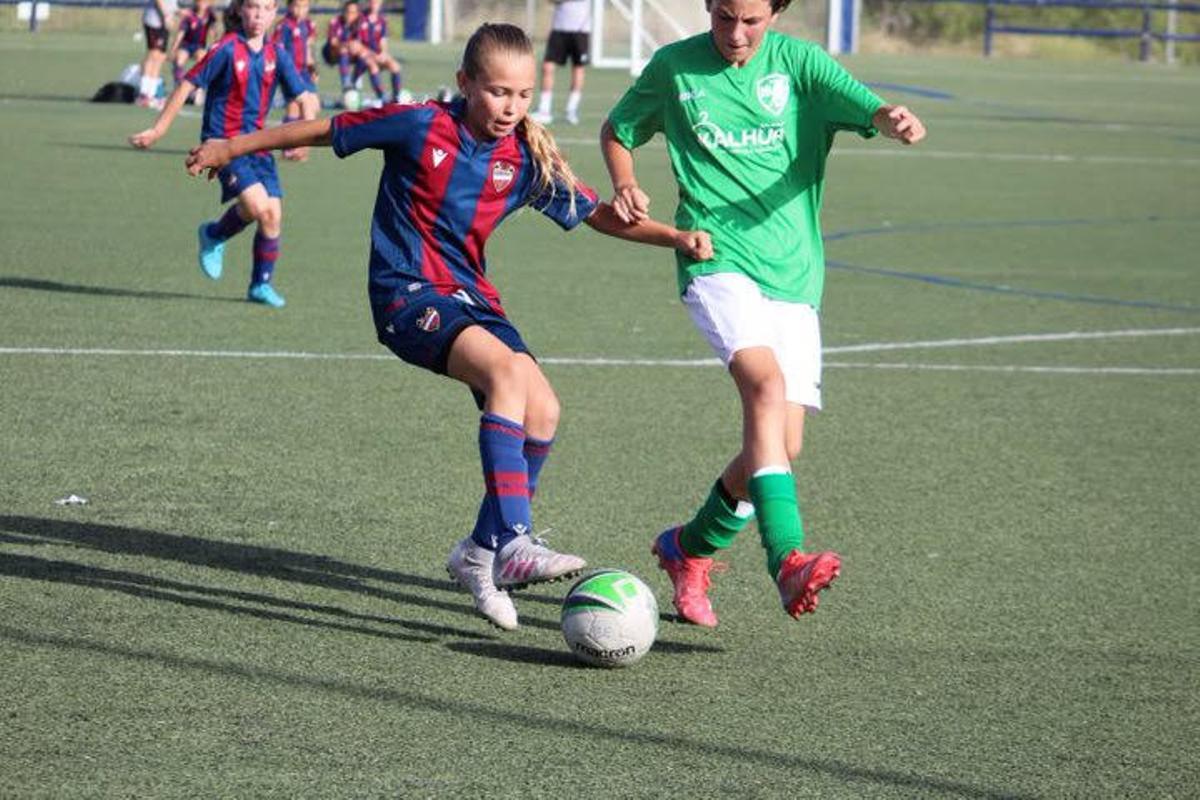 La futbolista de Beniarjó, con el balón, en un partido del Levante UD