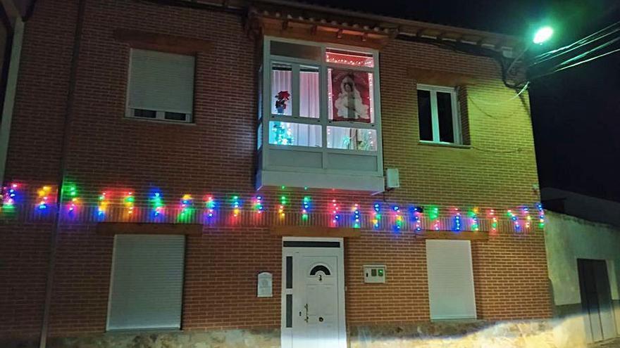 Luces en una vivienda de Santibáñez. | C. G. 