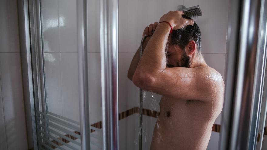Pastillas de lavavajillas: el truco para dejar impoluta la mampara de la ducha