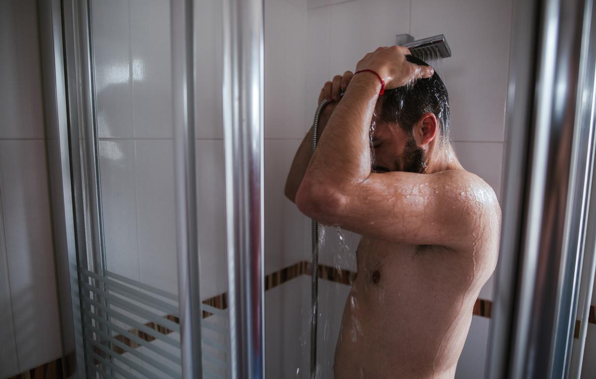 Un hombre se ducha