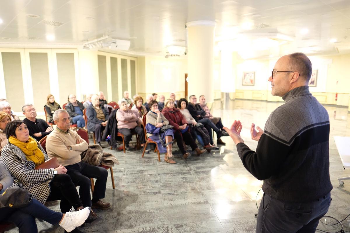 Gabriel Segura durante una de las actividades divulgativas organizadas por el CEL Vinalopó.