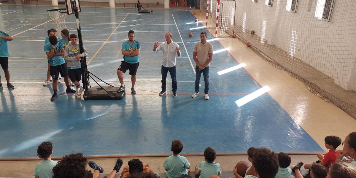 El alcalde de Agüimes, Óscar Hernández, y el concejal de Deportes, Alberto Santana, junto a los menores que han elegido practicar baloncesto.