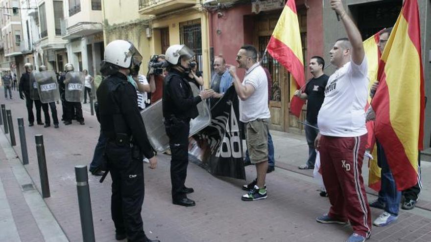 Policías nacionales vigilan a los miembros de extrema derecha.