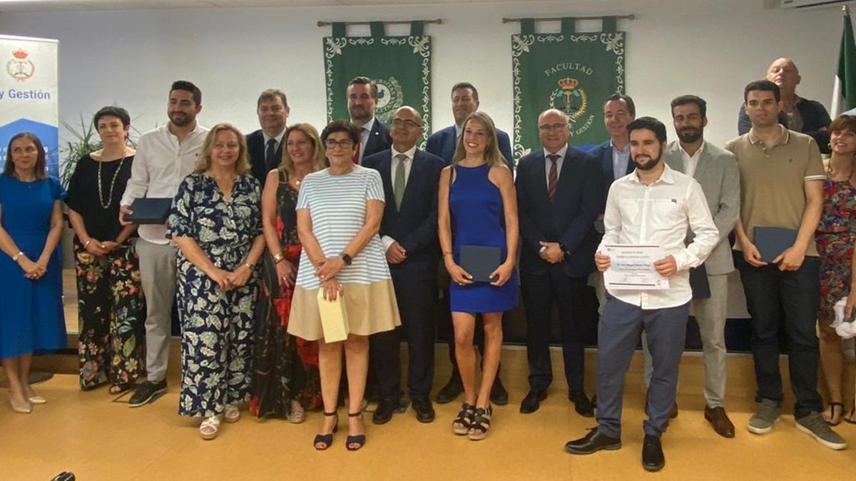 Foto con todos los premiados de la Facultada de Comercio.