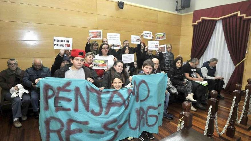 Vecinos de Pénjamo, en el salón de plenos del Ayuntamiento.