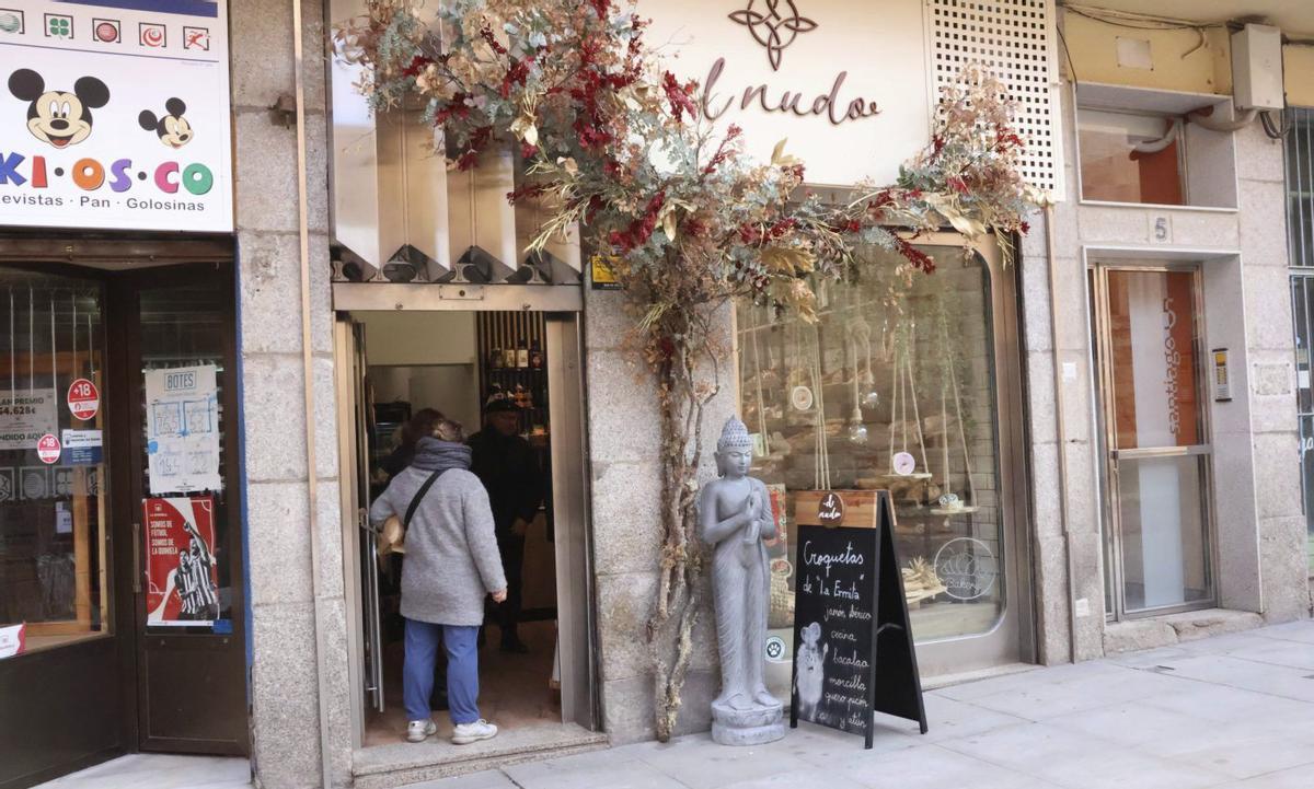 Varios clientes en el interior de un comercio de Zamora.