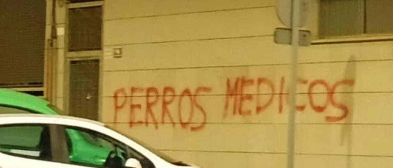 La pintada apareció en la madrugada del viernes al sábado en el centro de salud Gran Vía de la capital de la Plana.