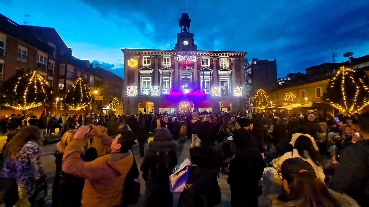 El encendido de las luces de Navidad en la plaza del Ayuntamiento de Mieres.