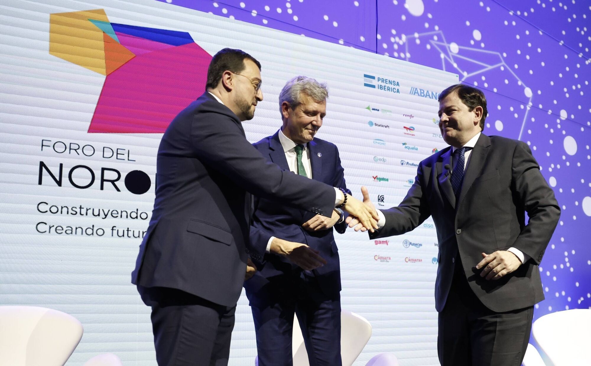 El apretón de manos entre los tres presidentes autonómicos (Galicia, Asturias y Castilla y León) que participan en el Foro del Noroeste. 
