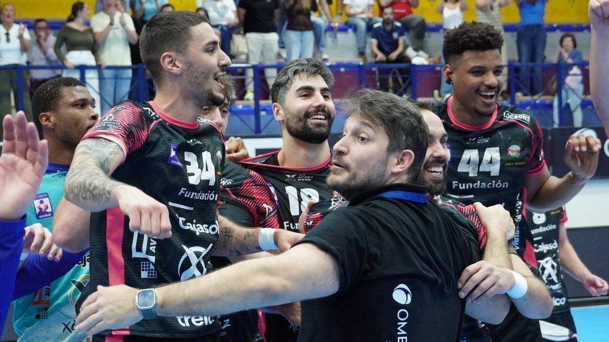 El técnico, Toni Malla, junto a varios de sus jugadores.