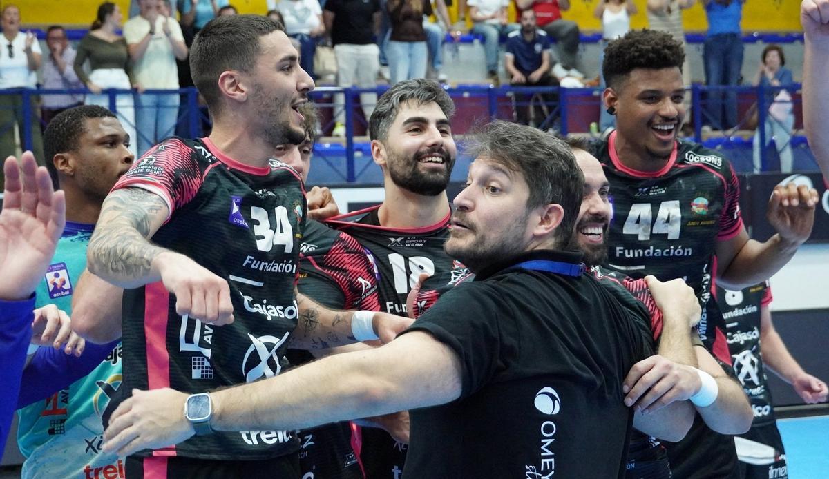 El técnico, Toni Malla, junto a varios de sus jugadores.