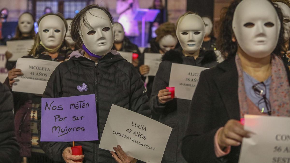 Concentración contra la violencia machista en Elche con motivo del 25N en 2022