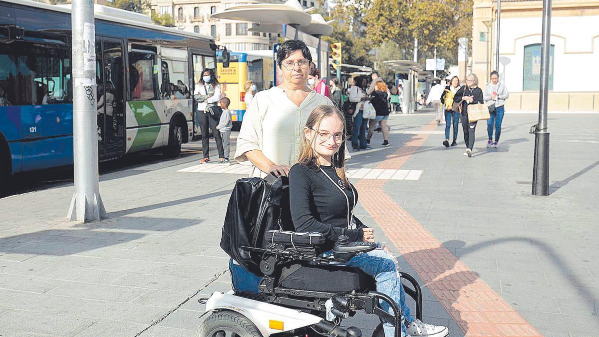 Pilar Biayna y su hija Yaiza en la parada de la EMT en la plaza España de Palma