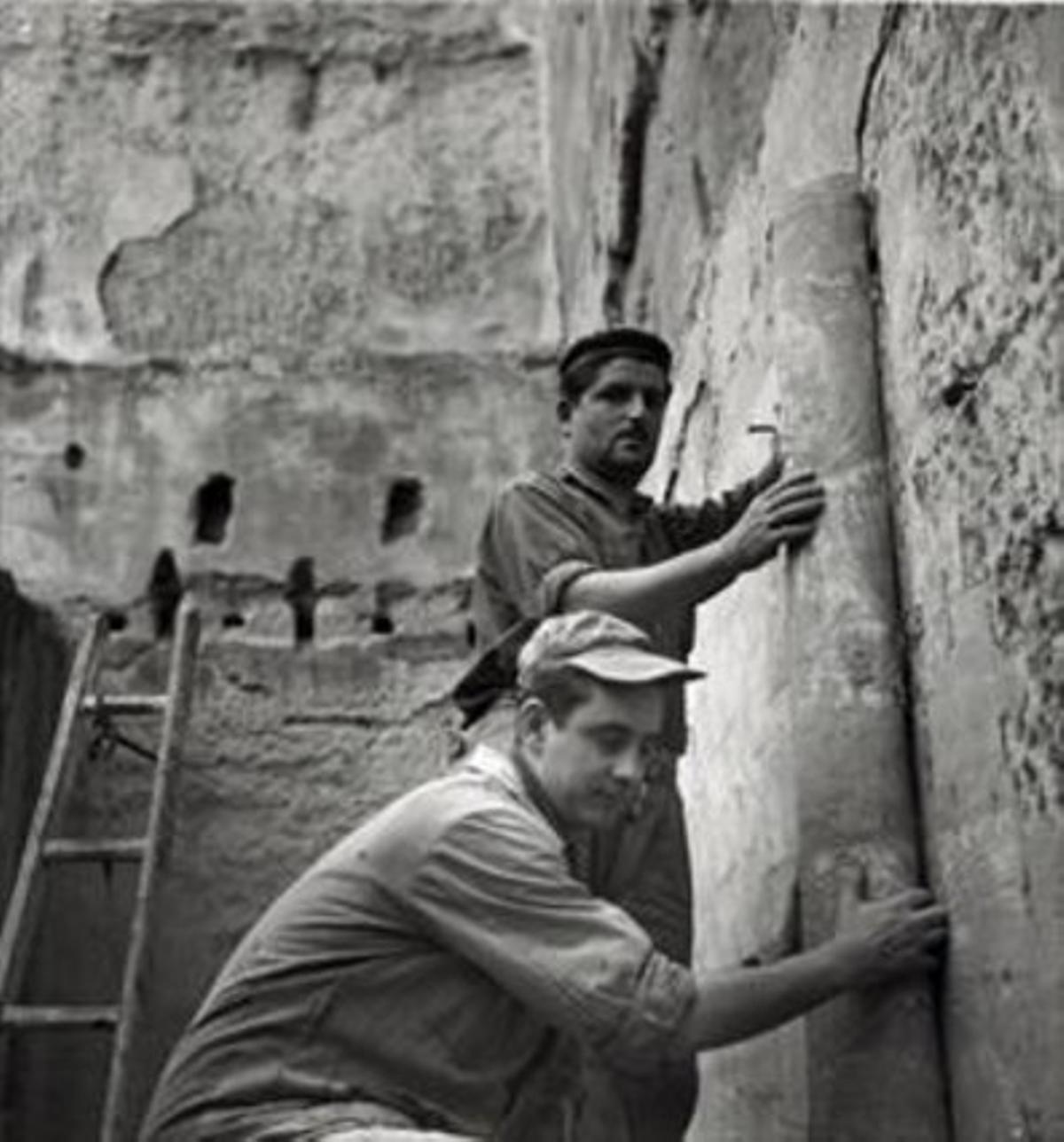 El conservador del MNAC y un vecino de Sijena, con las pinturas en 1960.