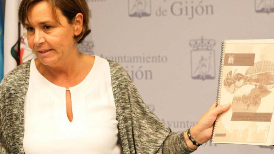 Carmen Moriyón, ayer, con el documento de actuaciones contra la contaminación.