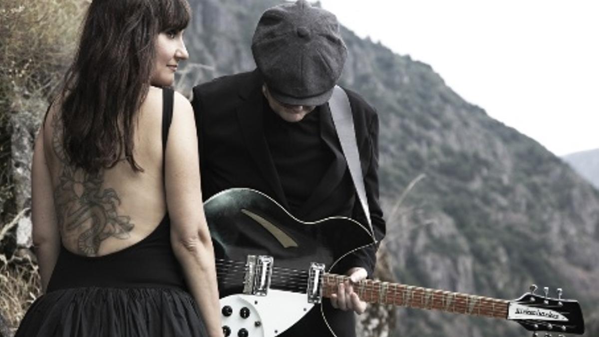 Eva Amaral y Juan Aguirre en una imagen promocional de su nuevo 'single'.