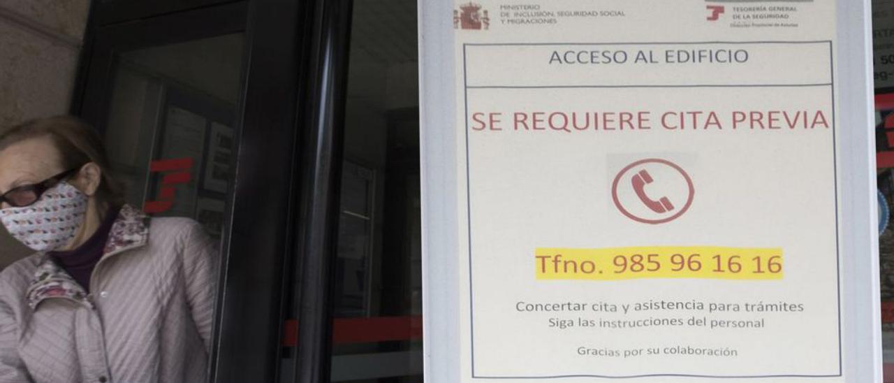 Cartel a la entrada de la Tesorería de la Seguridad Social, en Oviedo. | Miki López