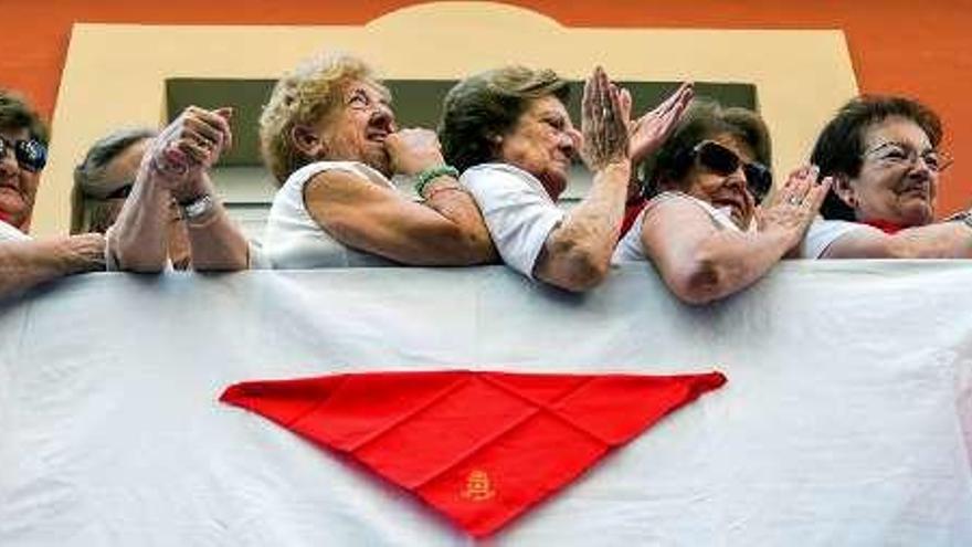 Seis mujeres observando el evento desde un balcón