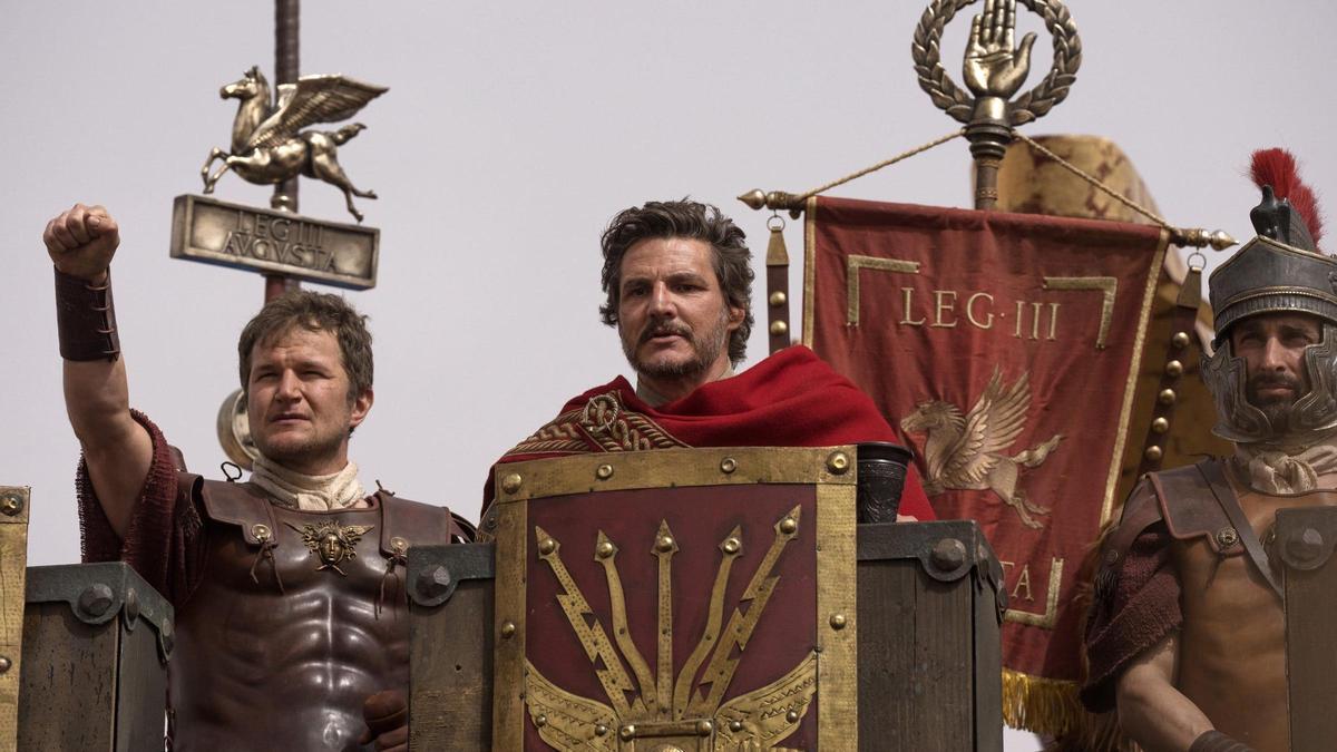 Pedro Pascal, en el centro, como el general romano Acacio.