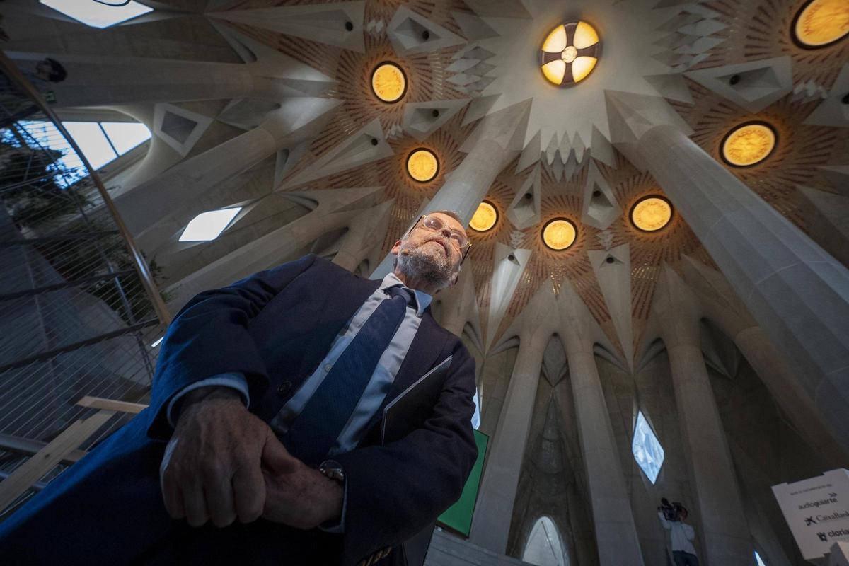 El arquitecto director, Jordi Faulí , en el interior de la torre de Jesús de la Sagrada Familia.