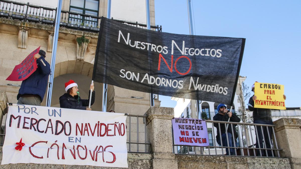 Artesanos locales protestan tras el anuncio del ayuntamiento de mantener el mercado navideño por segundo año en la plaza Mayor.