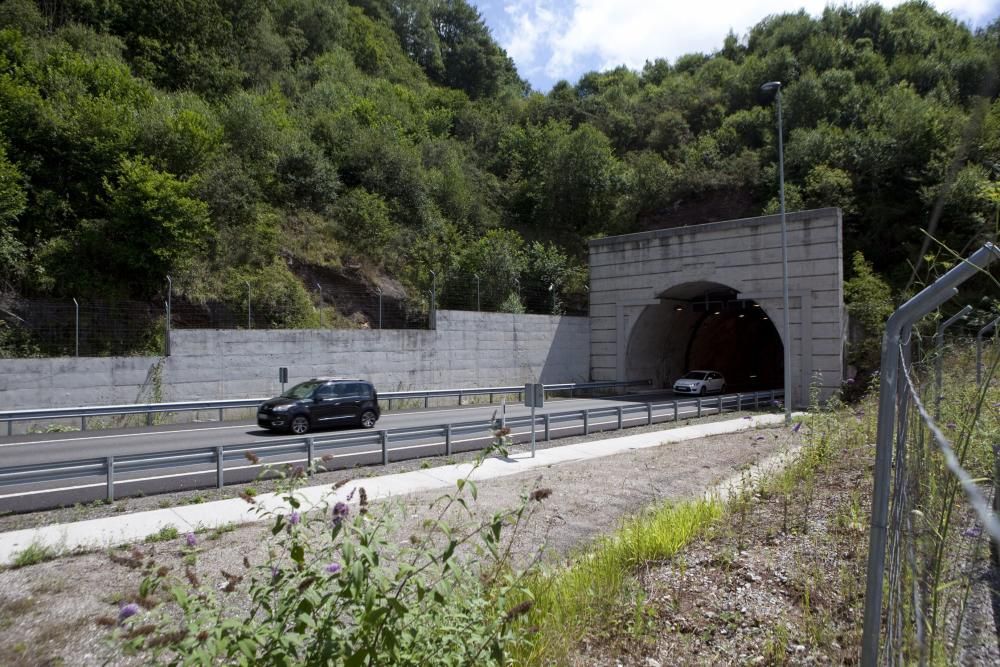 Tráfico por la autovía de los túneles de Riaño en la AS-17