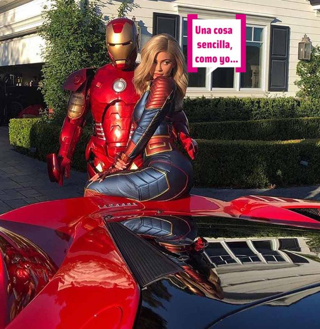 Kylie Jenner y Travis Scott vestido de vengadores