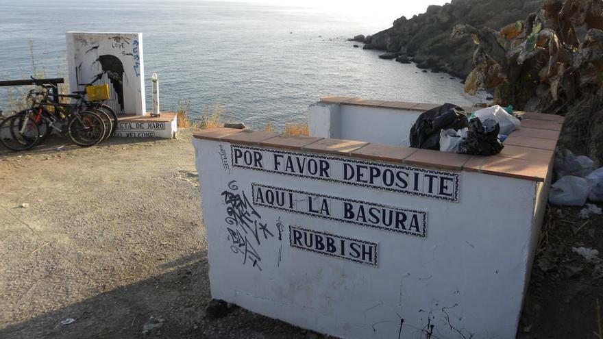 Imagen de la isleta para depositar la basura el pasado martes, día 22.