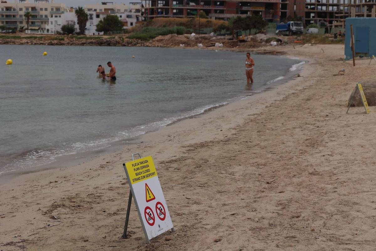 Galería: cerrada al baño la Platja d'en Xinxó por vertidos fecales
