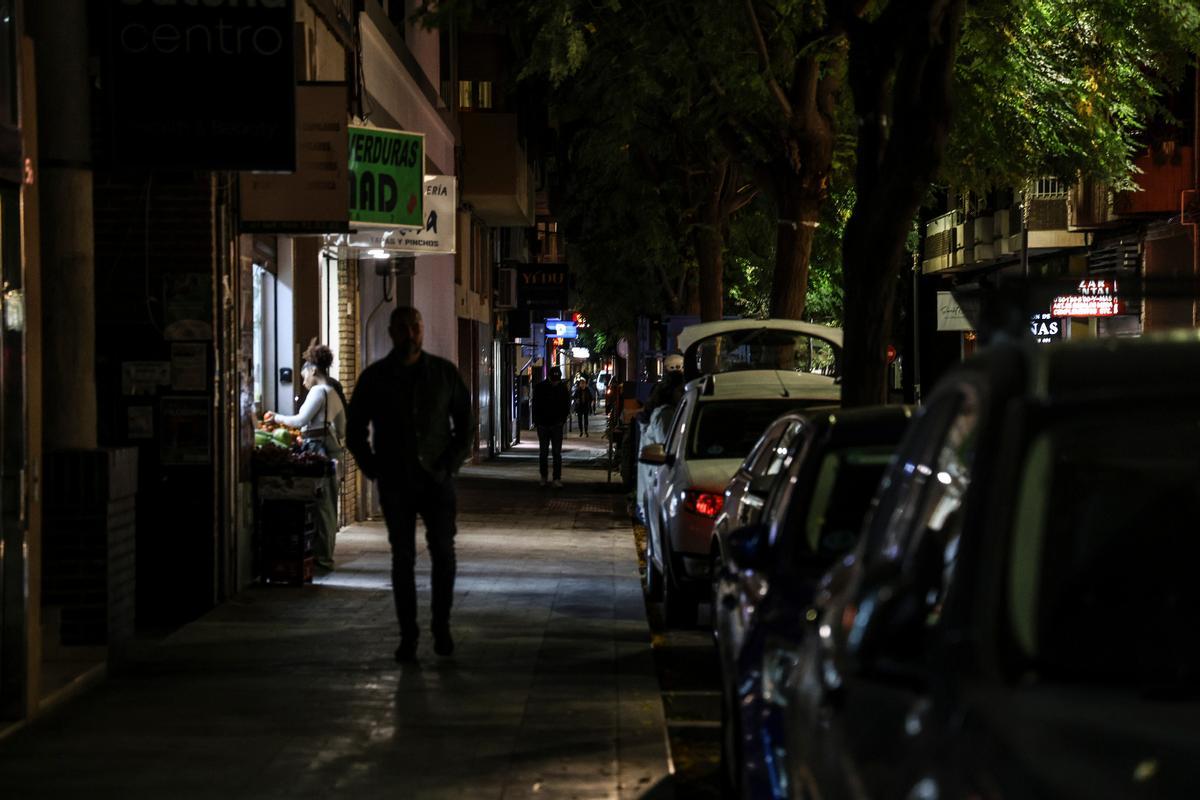 Comerciantes y vecinos de la plaza Séneca reclaman más iluminación Comerciantes y vecinos de la plaza Séneca reclaman más iluminación