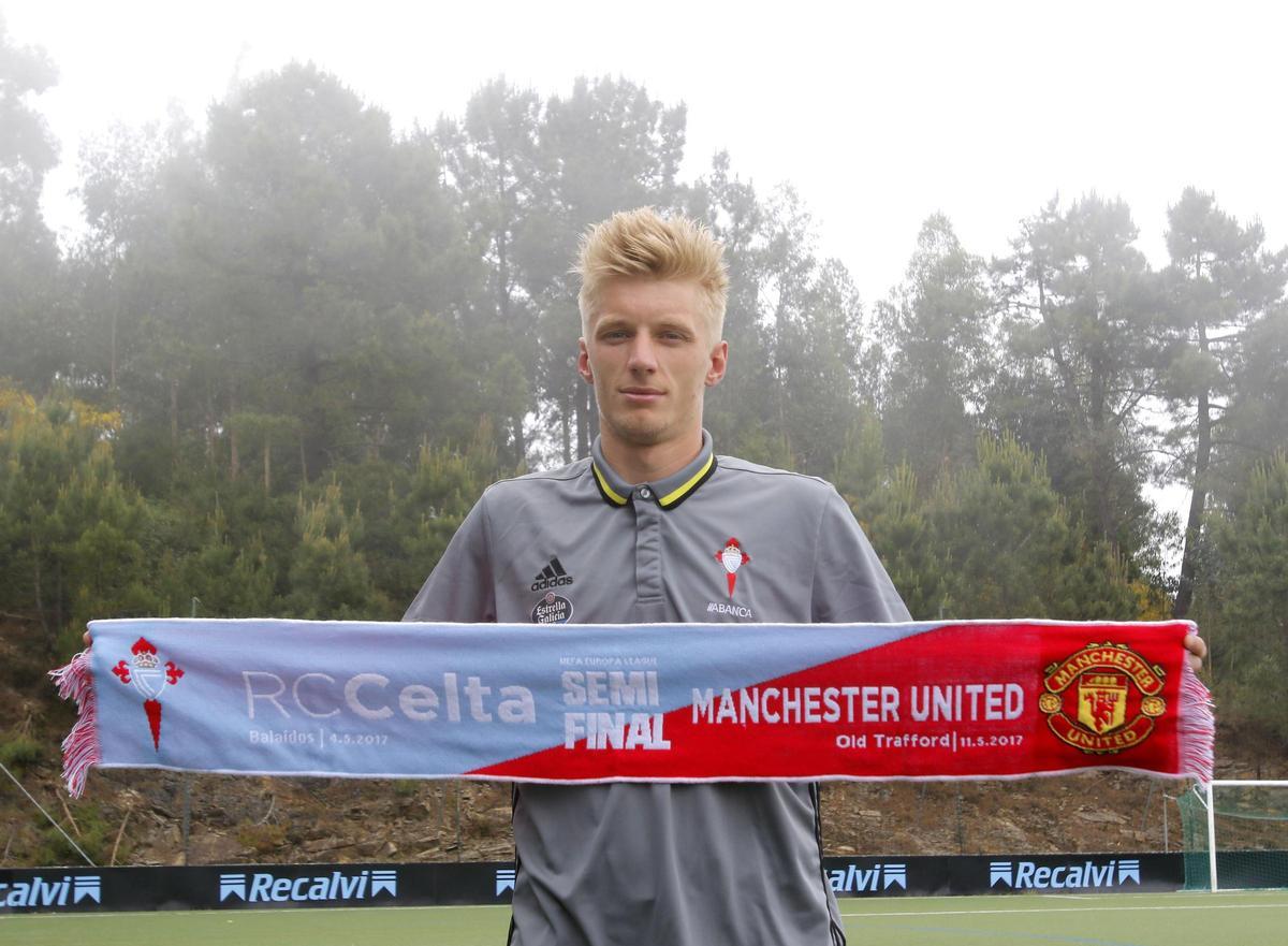 EL JUGADOR DEL REAL CLUB CELTA DE VIGO, DANIEL WASS POSA CON LA BUFANDA CONMEMORATIVA DE LA SEMIFINAL DE LA UEFA ENTRE EL MANCHESTER UNITED Y EL CELTA TRAS EL ENTRENAMIENTO EN A MADROA.