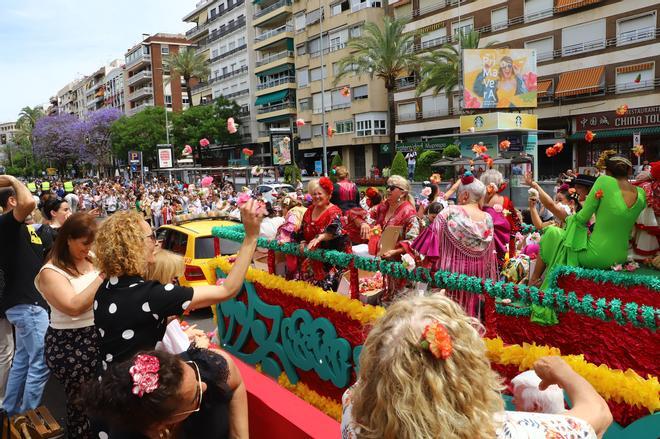 La Batalla de las Flores abre el Mayo festivo en Córdoba con 90.000 claveles