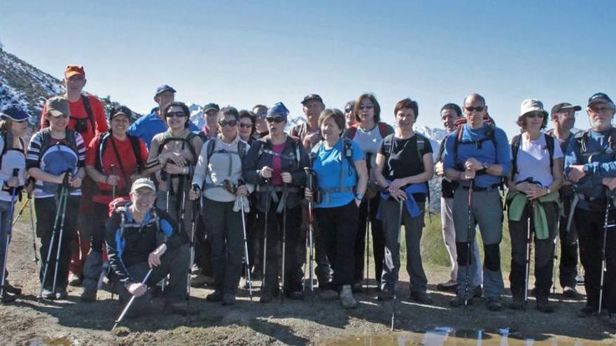 Excursionistas de La Curuxa en una de sus salidas a la montaña.