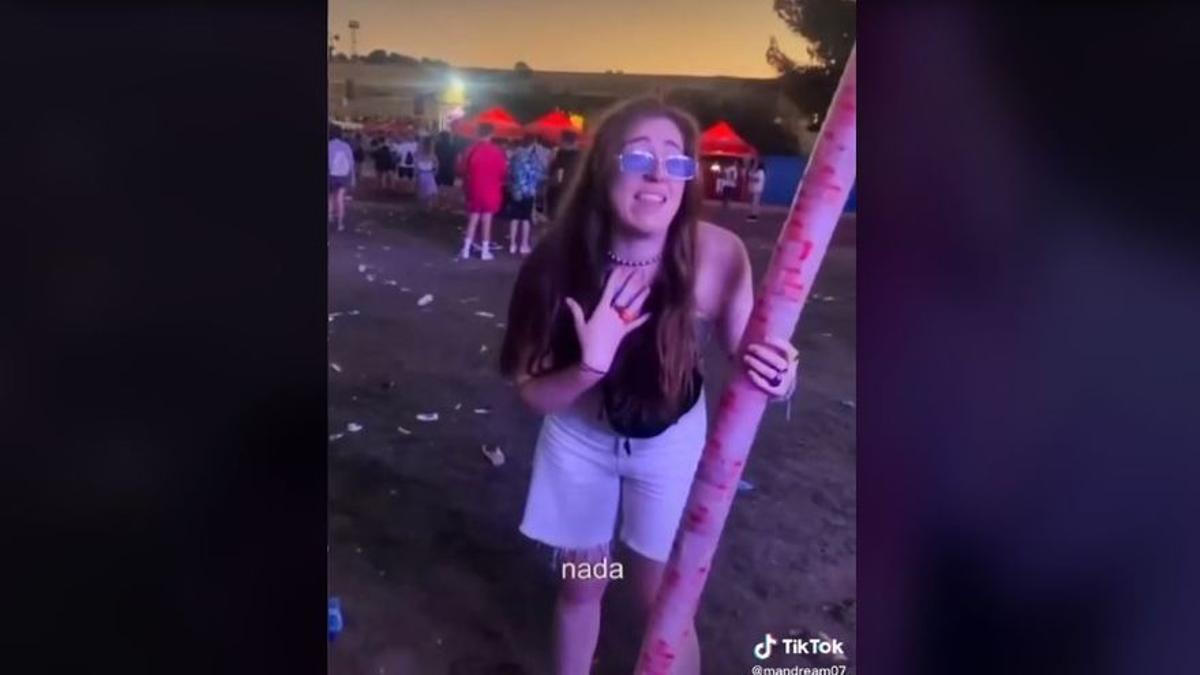 La chica que se ha hecho viral por su &quot;torre de vasos para salvar el planeta&quot; en el Low Festival de Benidorm.