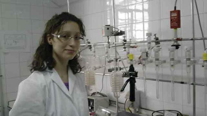 Margarita Jambrina en el laboratorio de la Universidad de Salamanca.