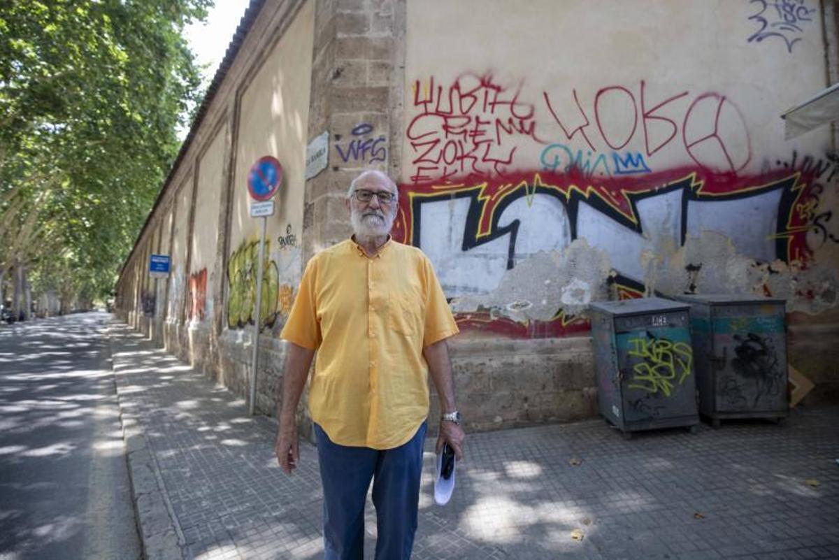 Josep Forteza-Rey ante una parte del muro del convento completamente vandalizado. | GUILLEM BOSCH