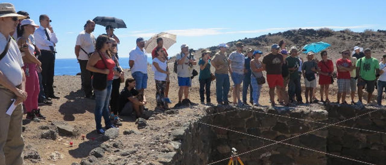 Turistas en el yacimiento arqueológico de Tufia.