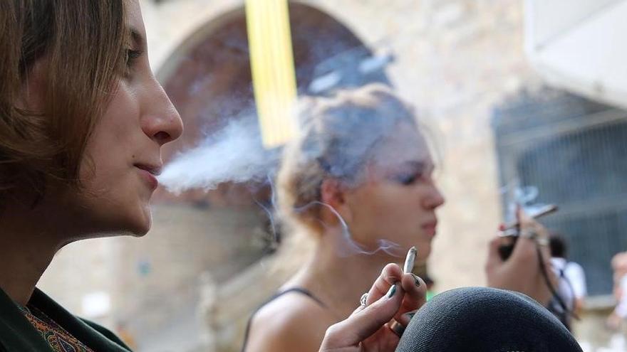 Unas jóvenes fuman tabaco de liar, en una imagen de archivo.