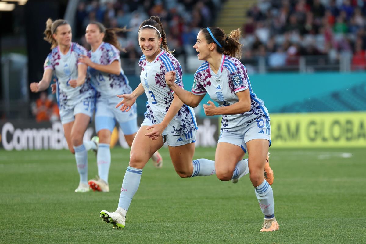 Auckland (Australia), 05/08/2023.- Aitana Bonmati of Spain (R) celebrates with teammate Teresa Abelleira after scoring the opening goal during the FIFA Women’s World Cup 2023 Round of 16 soccer match between Switzerland and Spain at Eden Park in Auckland, New Zealand, 05 August 2023. (Mundial de Fútbol, Nueva Zelanda, España, Suiza) EFE/EPA/SHANE WENZLICK AUSTRALIA AND NEW ZEALAND OUT