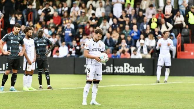 Informe | ¿Qué le ha pasado al CD Castellón desde que se puso líder?: ¡Seis expulsiones y seis penaltis en contra en 13 jornadas!
