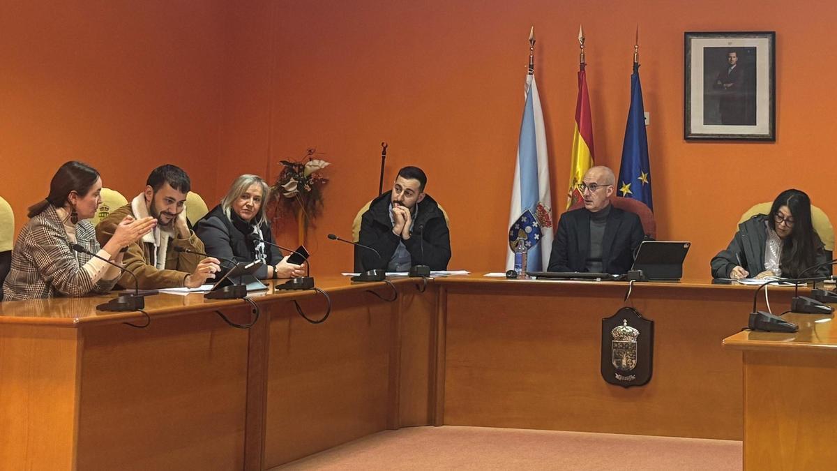 Un momento del pleno municipal de Curtis de este viernes